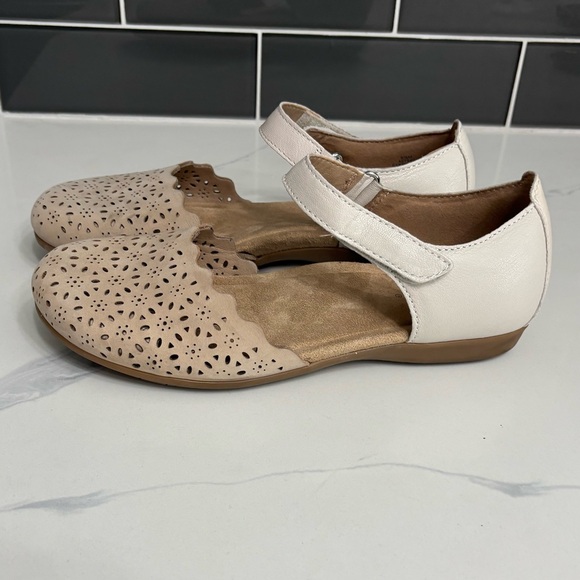 Earth Brynn Mary Jane Sandal Round Toe Beige Perforated Leather Size 8.5 - Picture 2 of 8